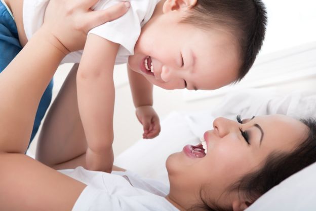 Madre asiática con bebé