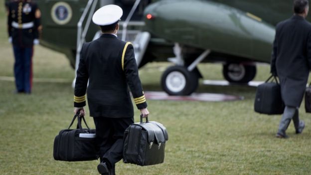 oficial militar carregando maleta