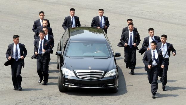 El Mercedes Benz de Kim Jong-un rodeado de guardaespaldas, en la cumbre intercoreana.