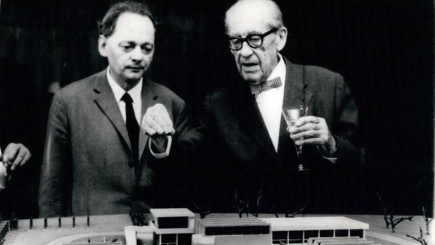 Walter Gropius, à direita