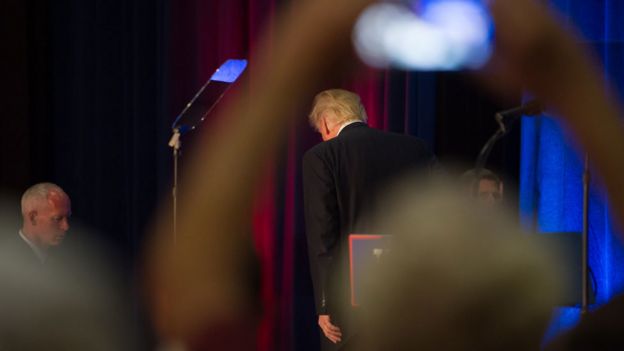 Trump abandona un escenario en Ohio.