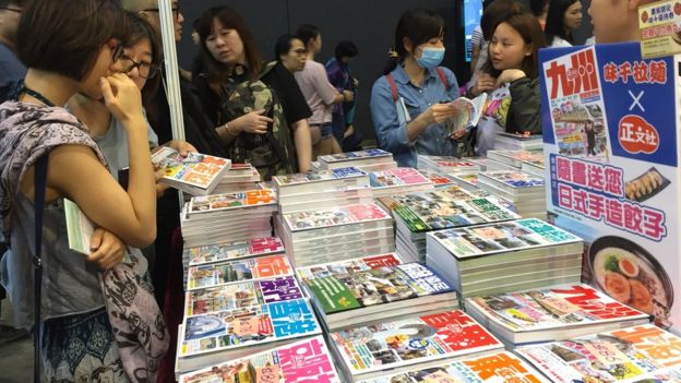书展的旅游书摊位。