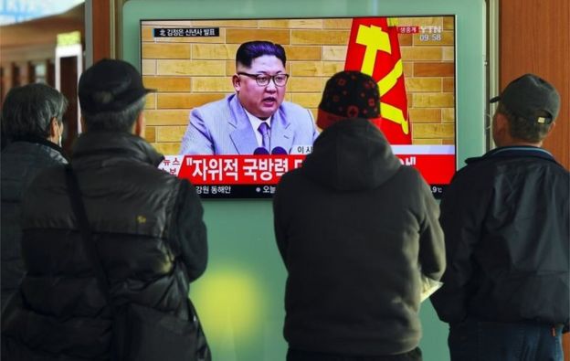 Un grupo de personas ve el mensaje de año nuevo de Kim Kong-un en una estación de trenes de Seúl.