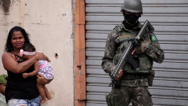 Soldado do Exército em favela do Rio