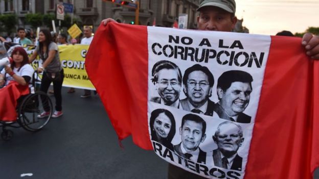 Protesta en Perú contra antiguos y presentes líderes políticos