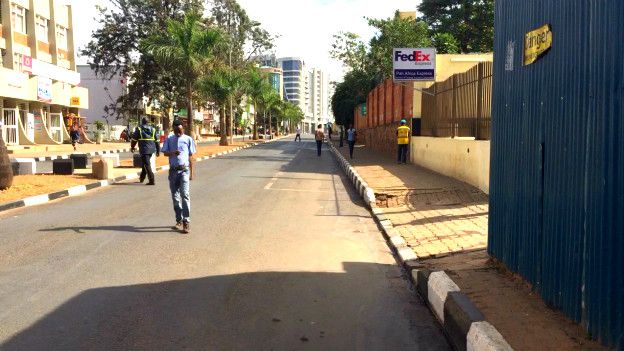 Une rue de Kigali, la capitale du Rwanda, un pays accusé par HRW d'enfermer dans des