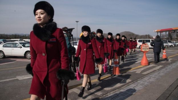 Las animadoras de Pyongyang usaron todas el mismo elegante atuendo al llegar a Corea del Sur.