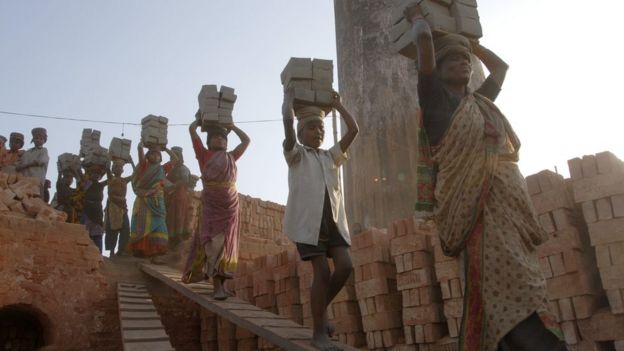 بچه‌ها در بنگلادش آجرها را روی سرش حمل می‌کنند