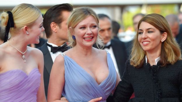 الممثلة كريستين دانست تبكي من الفرحة فوق السجادة الحمراء