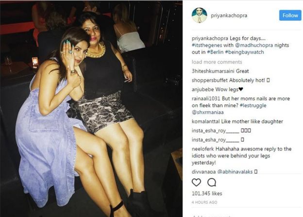 நடிகை பிரியங்கா சோப்ரா தன்னுடைய தாயுடன் உள்ள புகைப்படம்