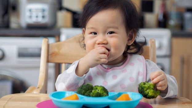 Bebê comendo brócolis
