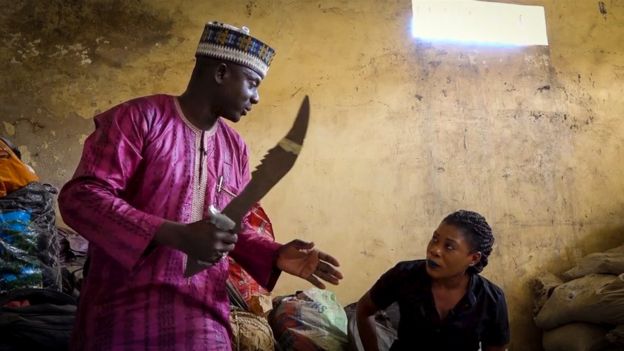 Los agentes antinarcóticos de Nigeria confiscaron este machete de una banda de traficantes.