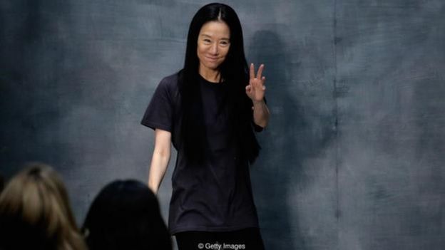 Một vận động viên trượt băng nghệ thuật, Vera Wang đã là biên tập viên thời trang cao cấp tại hãng Vogue trong 15 năm và sau đó là giám đốc thiết kế cho hãng Ralph Lauren trước khi tạo ra nhãn hiệu riêng của mình.