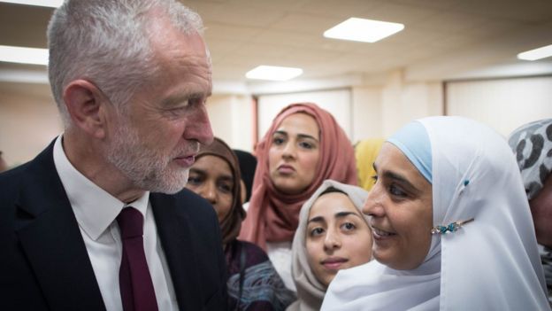 İşçi Partisi lideri Jeremy Corbyn, seçim bölgesindeki camiyi ziyaret etti.