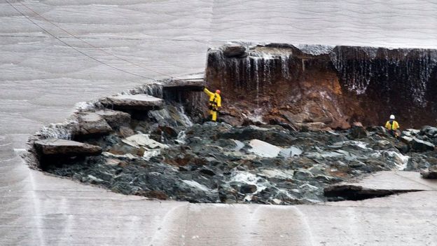 Trabajadores inspeccionan los daños causados por la erosión en el desagüe de emergencia de la represa de Oroville.