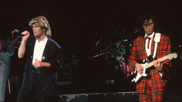 George Michael (izq.) y Andrew Ridgeley, durante el concierto en el Estadio del Pueblo en Pekín, 7 de abril de 1985.