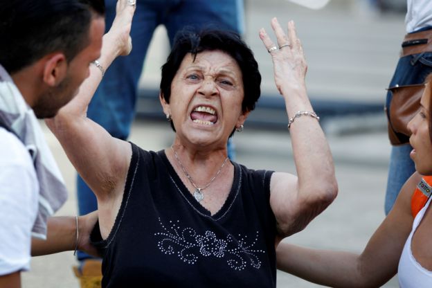 Una mujer gritando