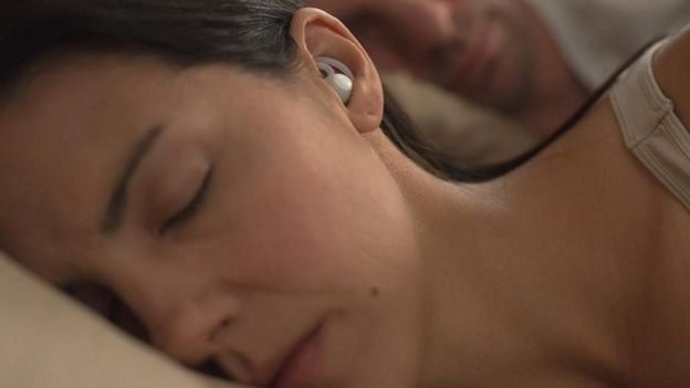 mujer durmiendo con audífonos de Bose
