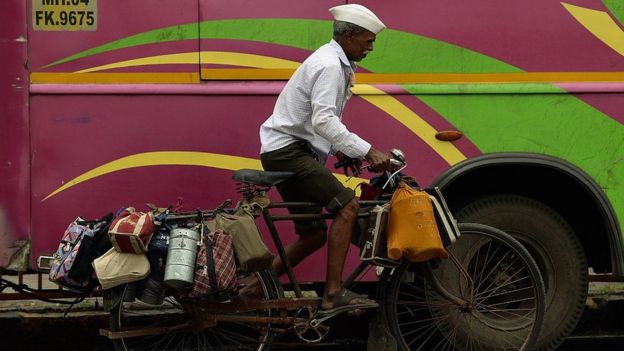 Um dabbawalas, entregador de quentinha