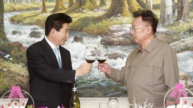 Cựu Tổng thống Roh Moo-Hyun, trong ảnh chụp cùng nhà lãnh đạo Bắc Hàn Kim Jong-Il tháng 10/2007, từng là đồng nghiệp của ông Moon Jae-in