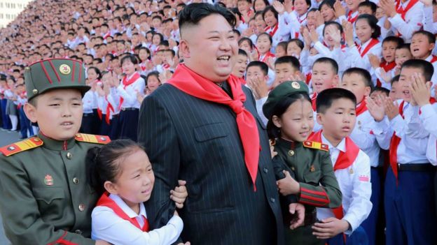 Kim Jong-un rodeado de niños