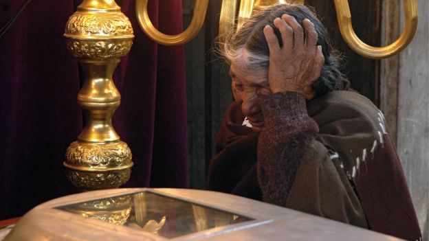 María Basilia sobre el ataúd de su hijo