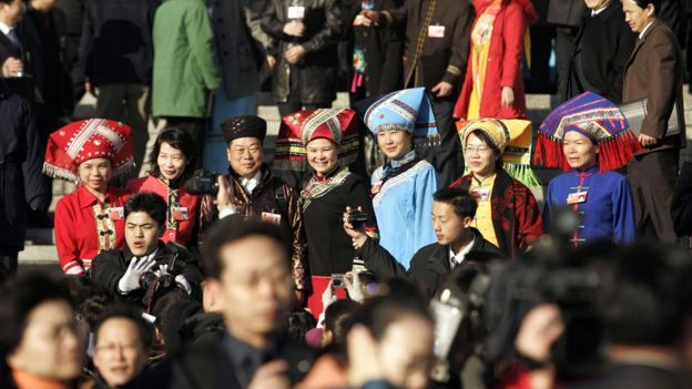 Делегаты от различных китайских этнических меньшинств прибывают в Дом народных собраний на ежегодную сессию китайского парламента в Пекине, 5 марта 2007 года.