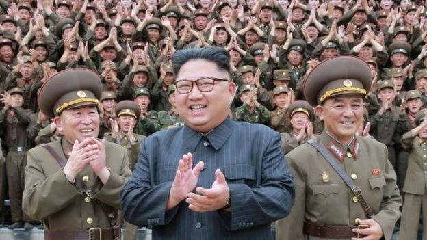 Kim Jong-un sonriente con militares.