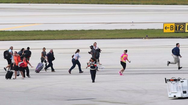 Gente corriendo en la pista de aterrizaje
