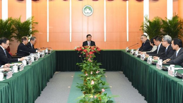 张德江（中）在澳门政府总部内听取崔世安（右四）作工作报告（澳门新闻局发放照片 8/5/2017）