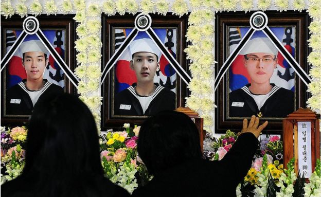 Parentes de um marinheiro falecido do navio sul-coreano submerso Cheonan choram durante um serviço comemorativo no Segundo Comando da Frota da Marinha em 26 de abril de 2010 em Pyeongtaek, Coréia do Sul.