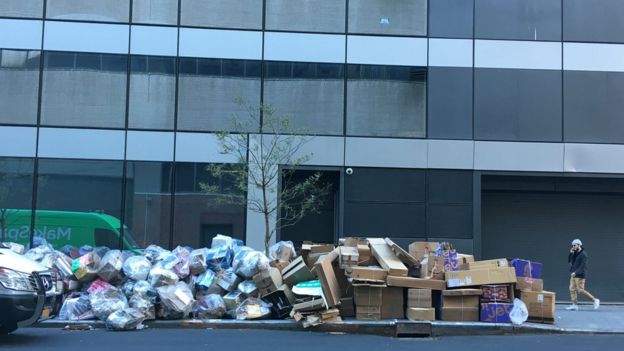 Cajas en el pavimento en Nueva York.