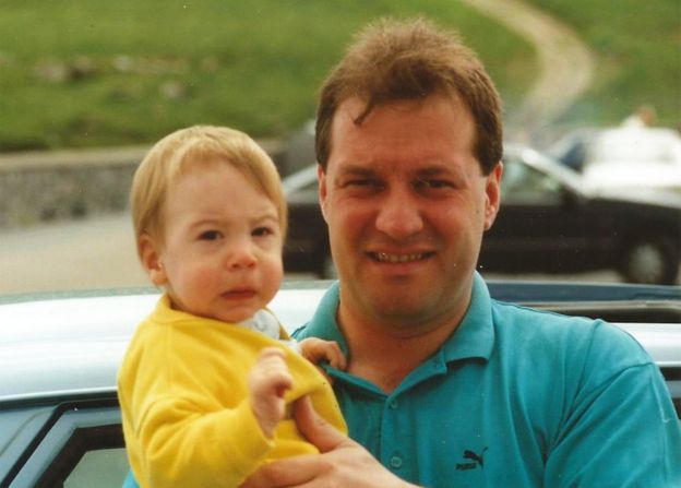 Eddie con su hijo Lee en Irlanda, antes de que se mudaran a Estados Unidos.