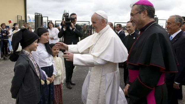 ارتدى ثلاثة أطفال ملابس مشابهة للمللابس التي ارتداها الرعاة الثلاثة لتحية البابا فرانسس عند وصوله إلى المكان