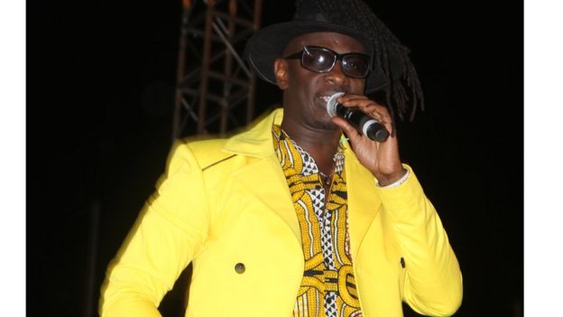 Mwanamuziki wa kenya David Mathenge, maarufu kama Nameless akitumbuiza katika hafla hiyo