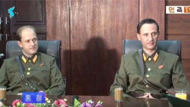 Ông James Jr (trái) và Ted Dresnok (phải) mặc quân phục Bắc Hàn trong video