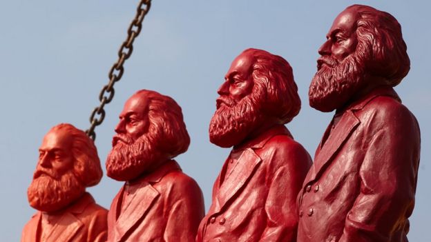 Cuatro estatuas rojas de Karl Marx.