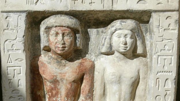 Tumba egipcia que muestra a una pareja