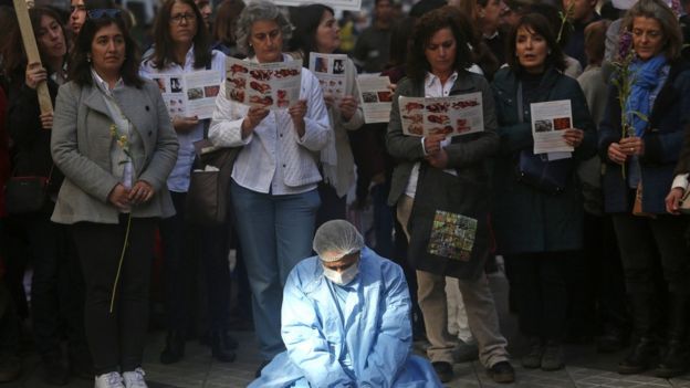 Opositores a la decisión del Tribunal Constitucional se manifiestan en Santiago.