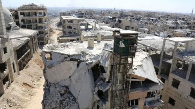 صورة تظهر الدمار في بلدة حرستا في الغوطة الشرقية
