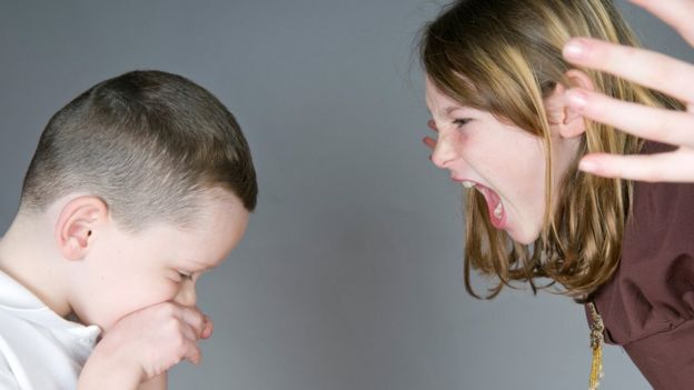 Niña le grita a niño