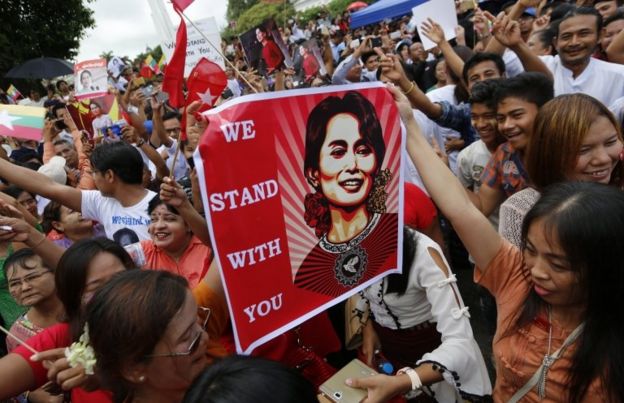 Suu Kyi destekçileri sokaklarda toplandı