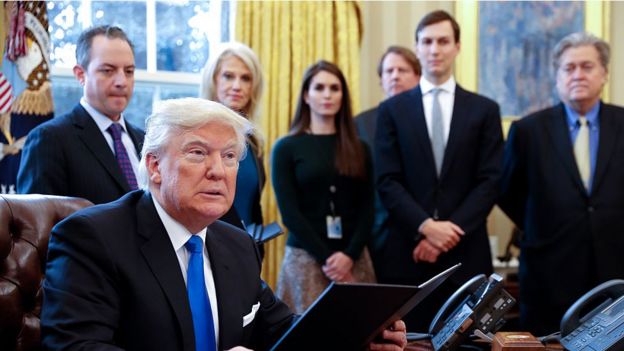 Hope Hicks no fundo de foto de Trump