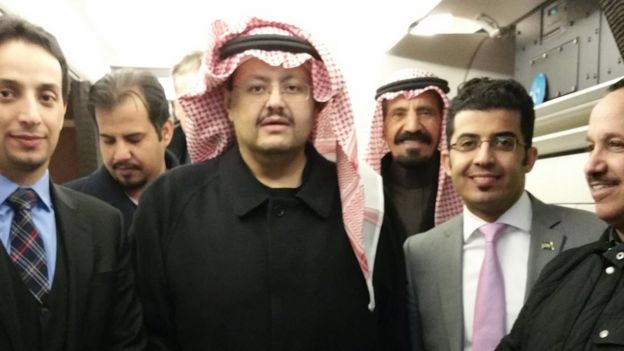 Principe Sultan bin Turki, junto a allegados.