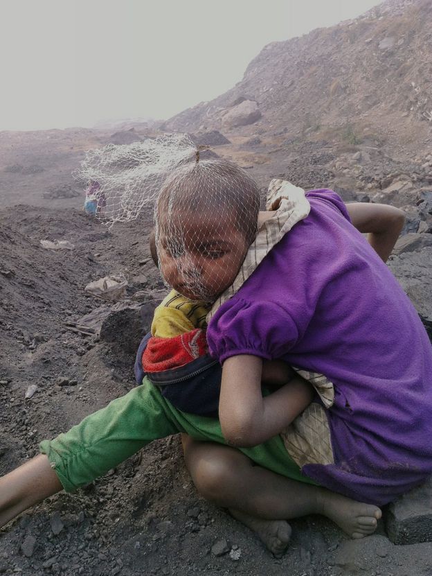 Dos niños sentados en una mina de carbón de Jharia.