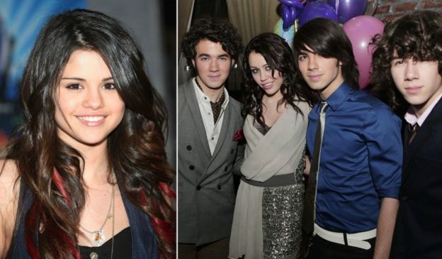 Fotos de archivo Selena Gomez y los hermanos Jonas y Miley Cyrus