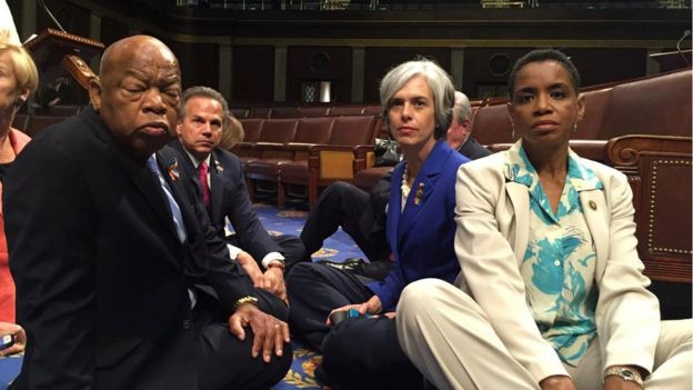 En junio de 2016 un grupo de políticos demócratas se sentó en el piso de la Cámara para protestar contra la decisión de los líderes republicanos de no votar dos propuestas de ley sobre control de armas.