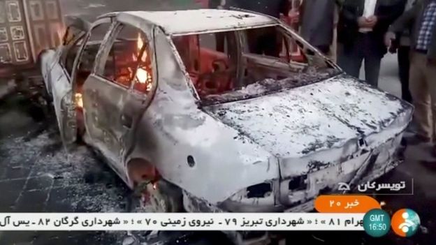 视频截图，被烧毁的汽车