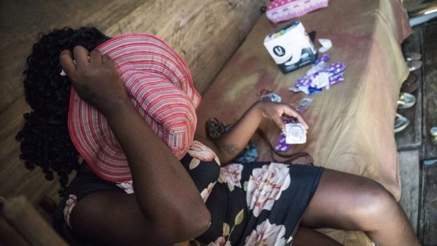 Una de las mujeres encontradas en las redadas a las minas de oro en la región de Mazaruni, Guyana