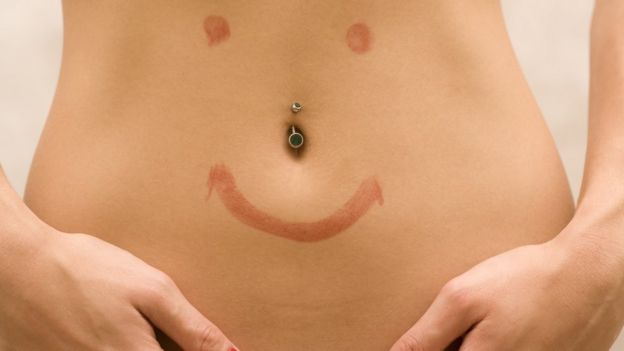 Barriga con cara feliz pintada